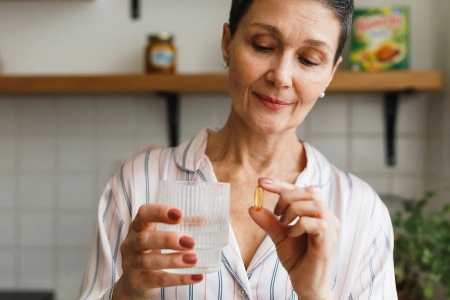 Suplementy na menopauzę pod lupą: dlaczego eksperci nie polecają żadnego z nich